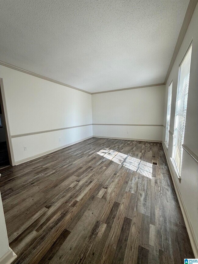 Building Photo - 648 Cort Cir NE