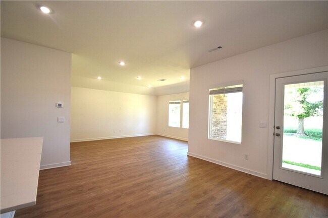 Building Photo - 322 Texas Ave