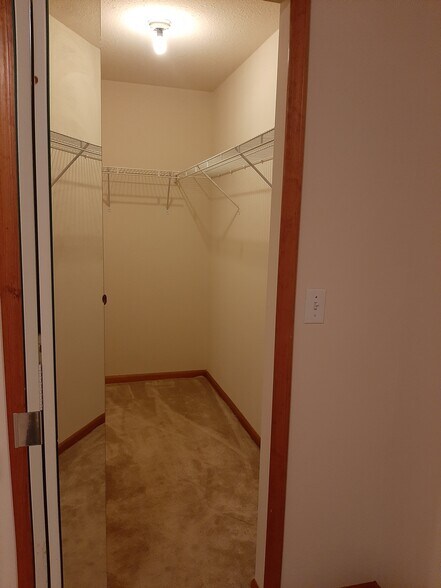 Walk In Closet - 9666 Sawgrass Ct