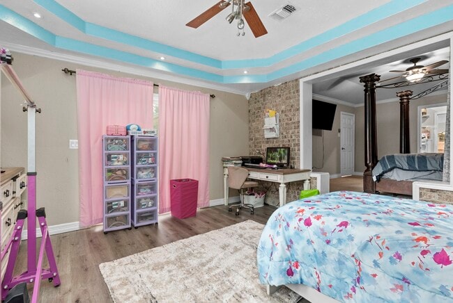 Building Photo - 631 Apache St