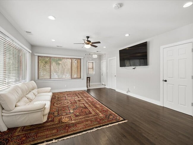 Building Photo - 2325 Shady Ln