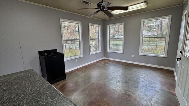 Building Photo - 203 Williamsburg Dr