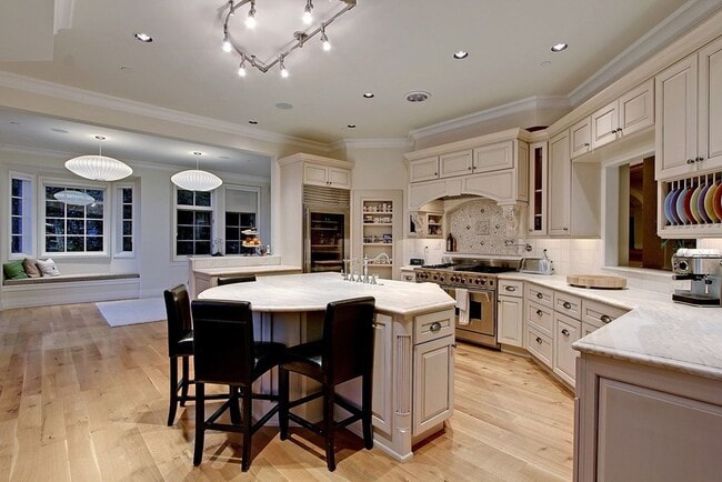 Building Photo - Waterfront Comfort with Timeless Style ava...