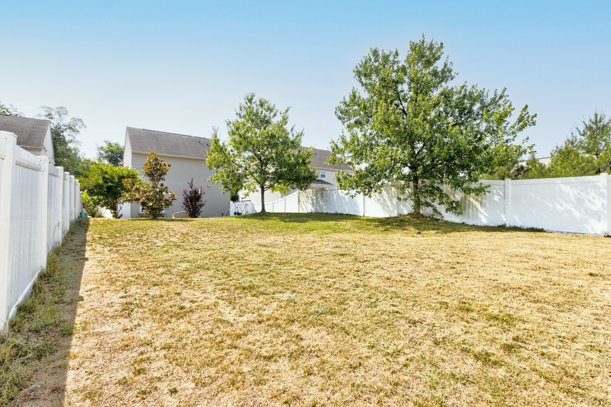 Building Photo - 7044 Lennox Ave