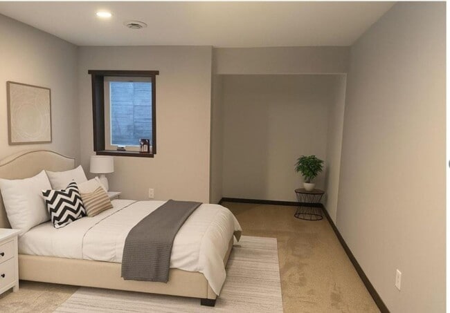 Building Photo - Great Location