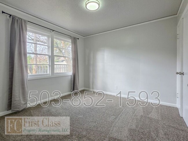 Building Photo - 5325 SE Reedway St