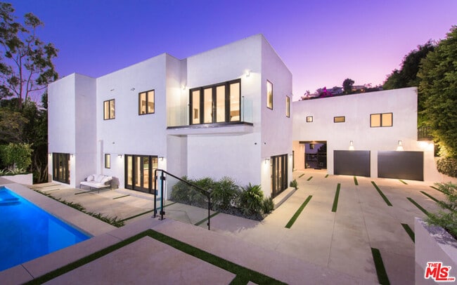 Building Photo - 1378 N Doheny Dr