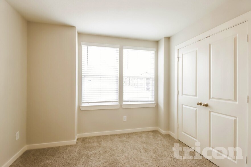 Building Photo - 9835 Willow Creek Commerce Dr