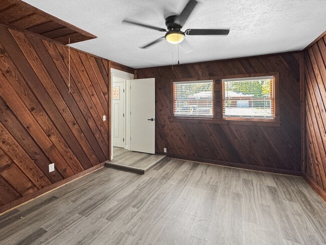 Building Photo - 513 Manor Dr