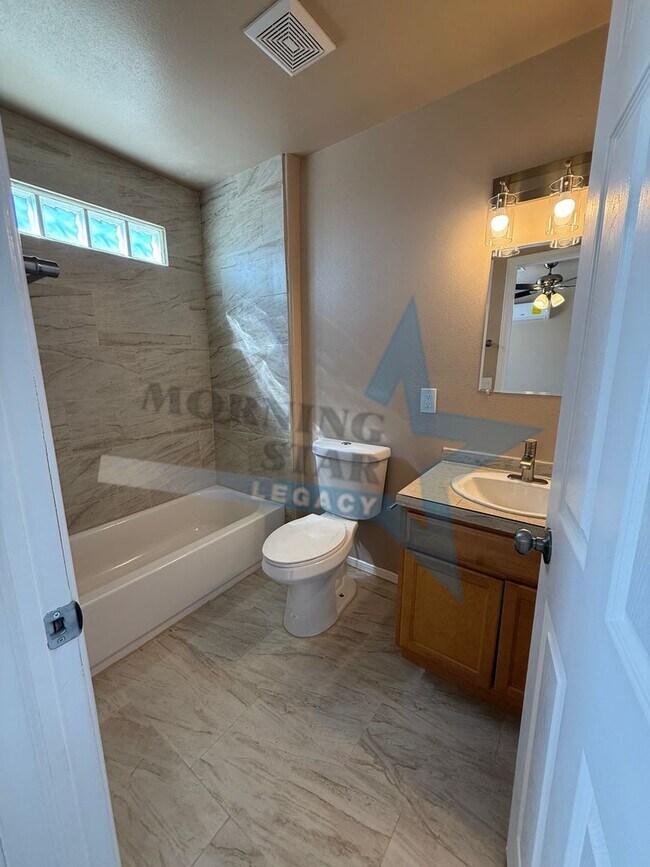 Building Photo - Like NEW! Location & Quality!