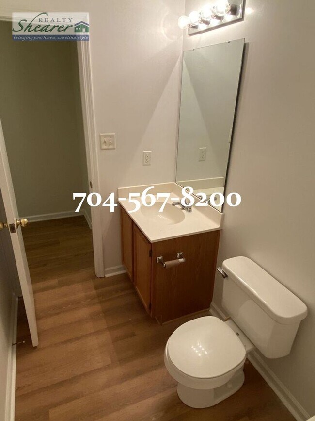 Building Photo - 3 Bed, 2 Bath Ranch in East Charlotte near...