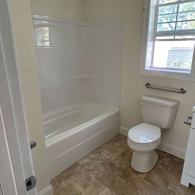 Building Photo - 218 Magnolia St