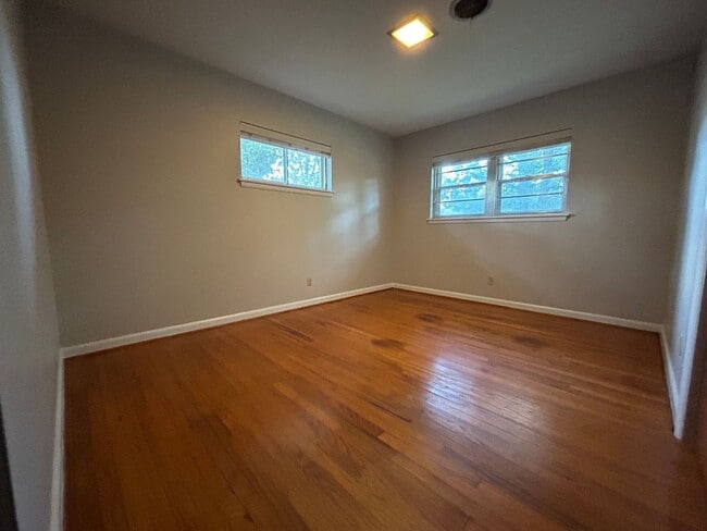 Building Photo - 807 Ridgecrest Dr