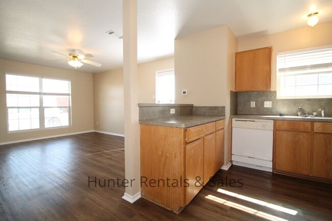 Building Photo - Delightful Townhouse!