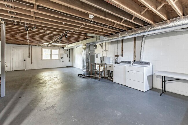 Building Photo - 3 bedroom, 2 bath townhome in Pike Creek