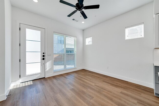 Building Photo - 1601 Mustang Dr
