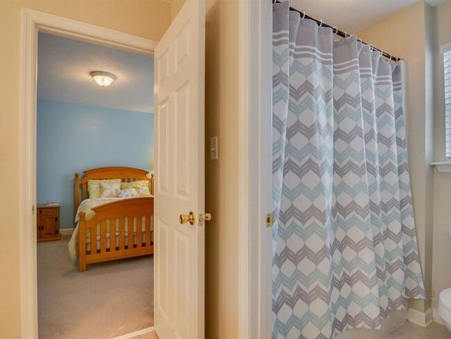 Building Photo - 5 bedroom, 3.5 bathroom home with pool in ...