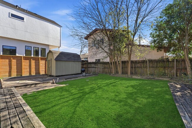 Building Photo - 1110 E 27th St