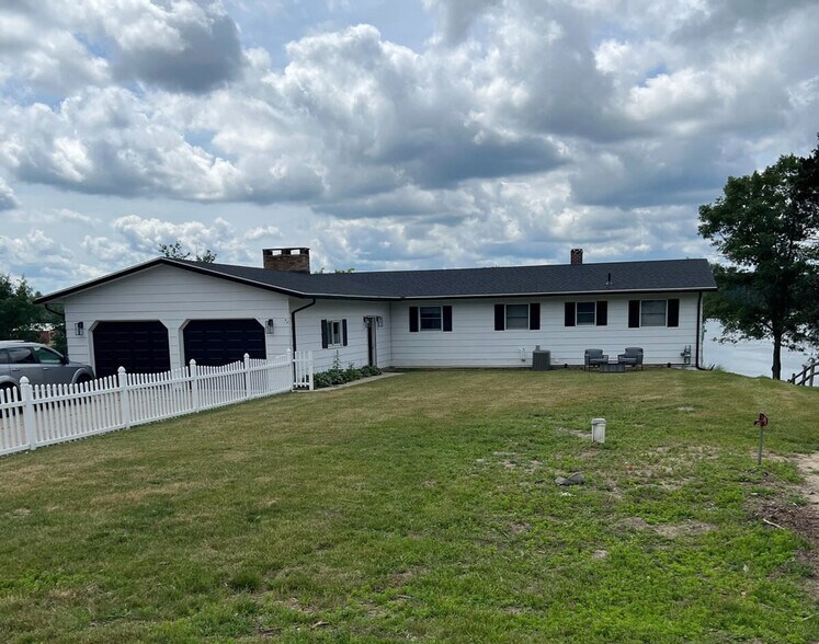 Building Photo - 9551 Peterson Dr