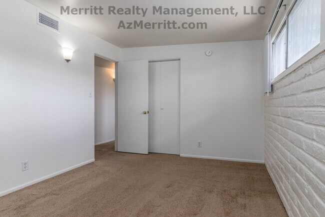 Building Photo - 4 Bedroom, 2 bath, air conditioned, fenced...