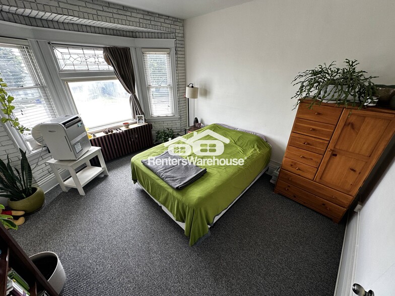 Building Photo - 1049 7th St W