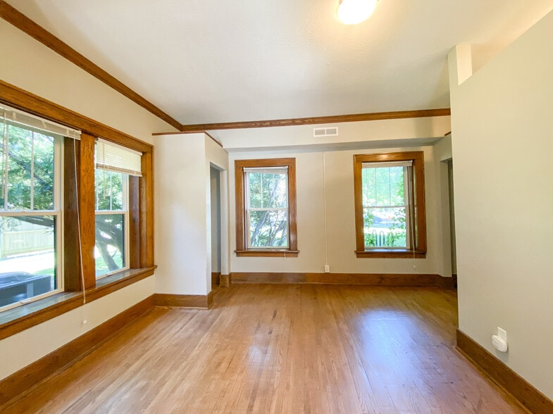 Building Photo - 304 Welch Ave