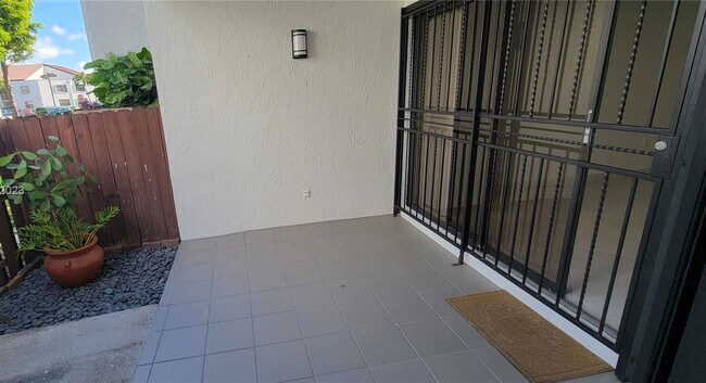 Building Photo - 9415 Fontainebleau Blvd