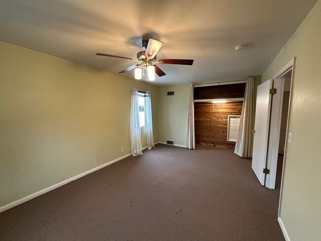 Building Photo - C506-24