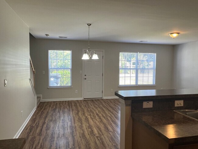 Building Photo - Beautiful 4 Bedroom, 3.5 Bath, Pet Friendl...