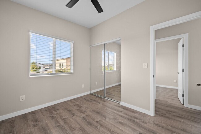 Building Photo - Private rooftop deck!