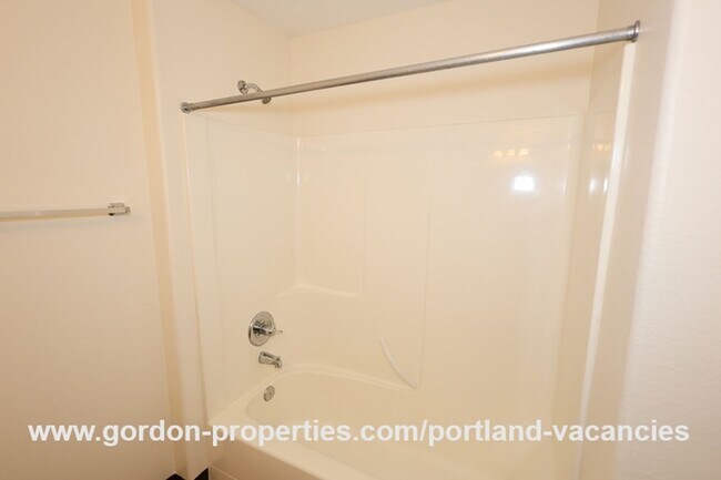 Building Photo - SE 73rd Ave - 3 bedroom townhouse in Mt Scott-Arleta neighborhood