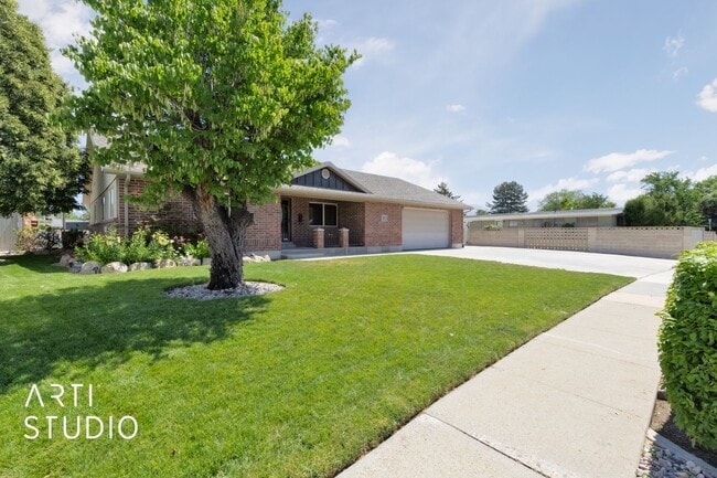 Building Photo - **Stunning 4-Bedroom Home with Modern Amen...