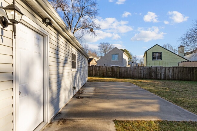 Building Photo - 1012 Danbury Cir