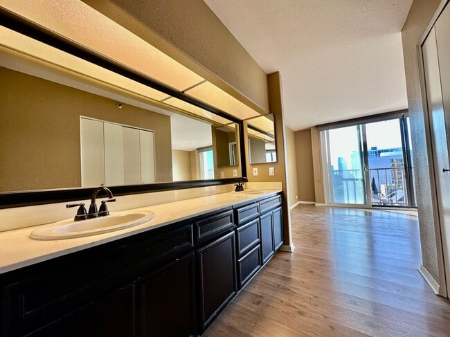 Building Photo - Stunning 2BD/2BA Condo in Downtown! With Parking and Washer/Dryer!