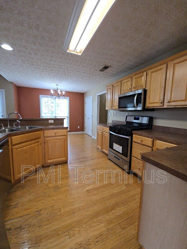 Building Photo - 6122 Farmwood Way SE