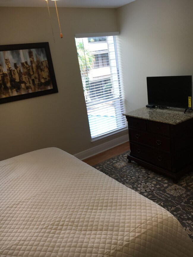 Building Photo - 1161 Lake Ave