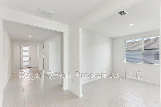 Building Photo - 2016 Rosewood Dr