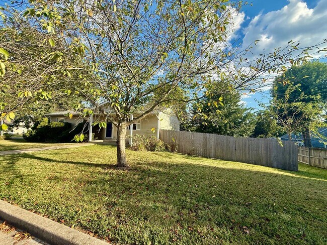 Building Photo - 1814 Sandstone Dr