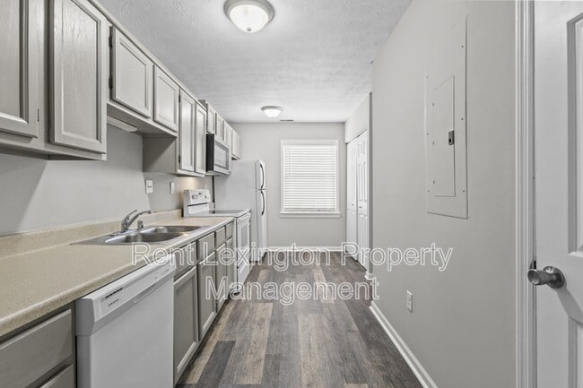 Building Photo - 1658 Foxhaven Dr