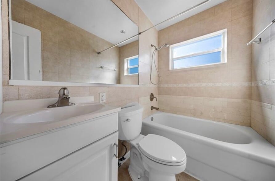 Building Photo - 2591 NE 55th Ct