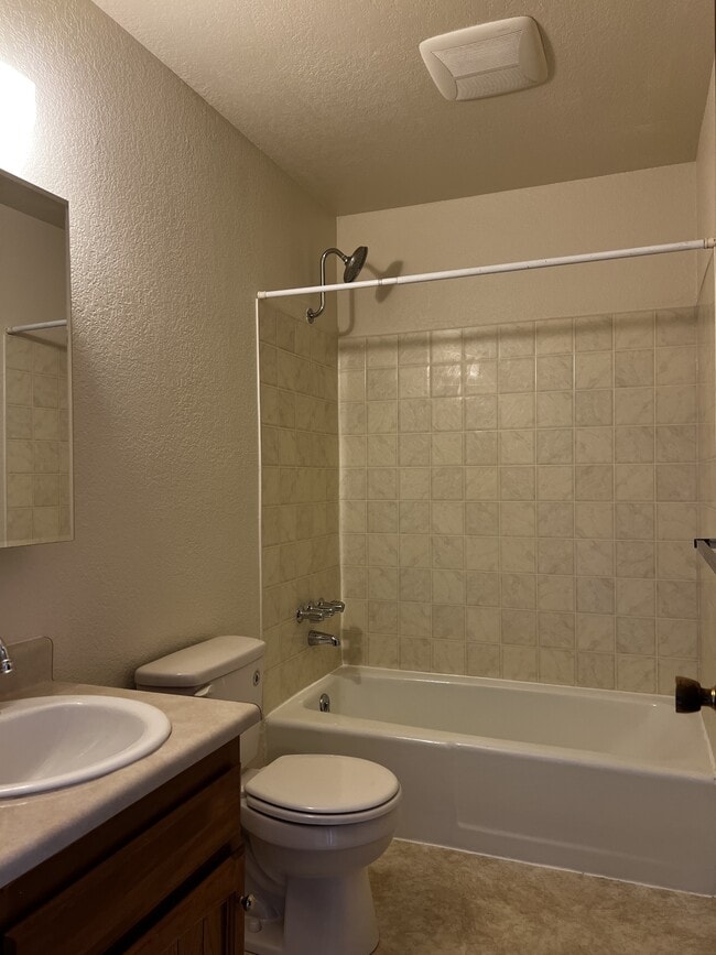 Building Photo - 2214 Myrtle Avenue