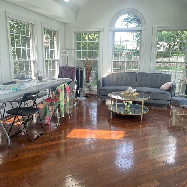 Building Photo - 6308 Joslyn Pl