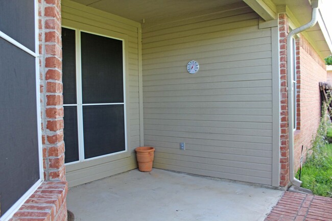 Building Photo - 4 Bedroom 2 Bath home for Lease