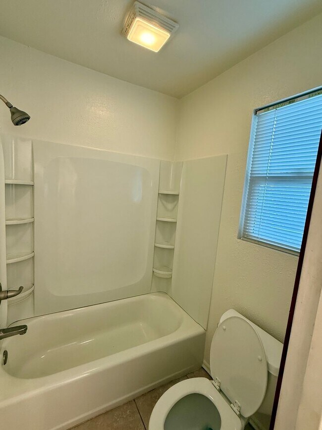 Building Photo - Beautiful 3 bedroom 2 bath house!