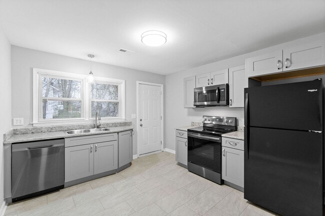 Building Photo - 904 Richardson St