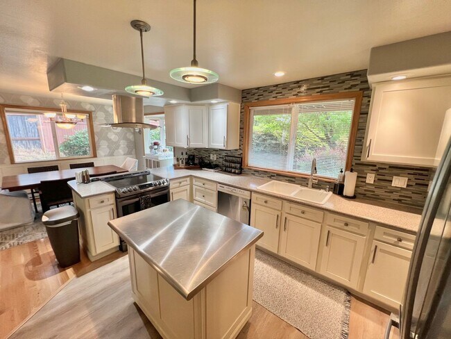 Building Photo - Available Oct. 3rd- Gorgeous Home w/Lots o...