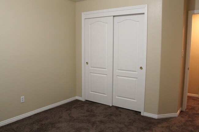 Building Photo - Southwest 5 bed 3 bath home