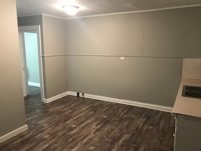 Building Photo - AVAILABLE NOW!