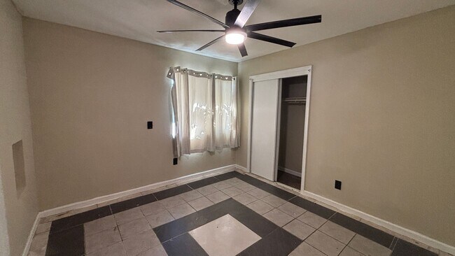 Building Photo - Three Bedroom, Two Bathroom Home in East H...