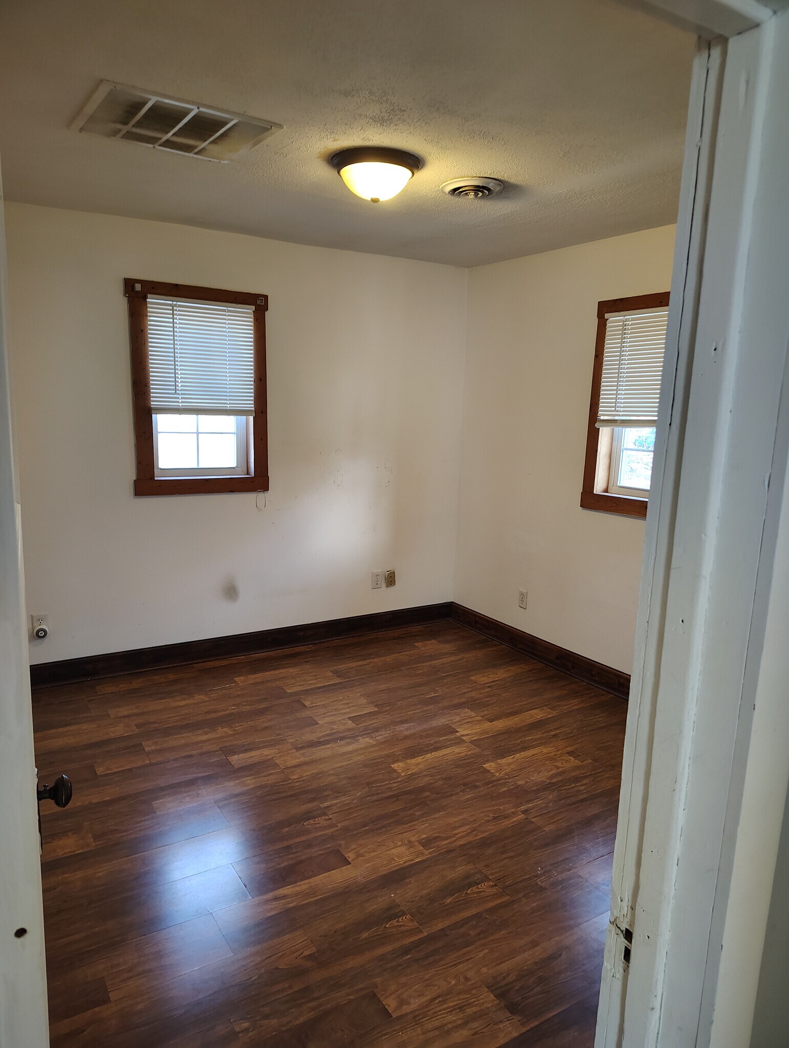 Building Photo - 337 1/2 W South St